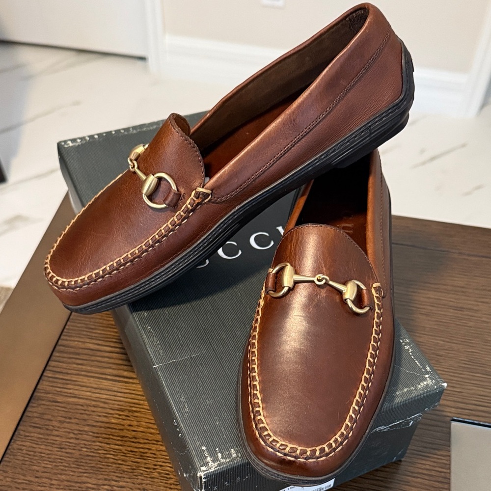 ***BRAND NEW NEVER WORN..***Gucci Brown Leather Loafers with Gold Detailing